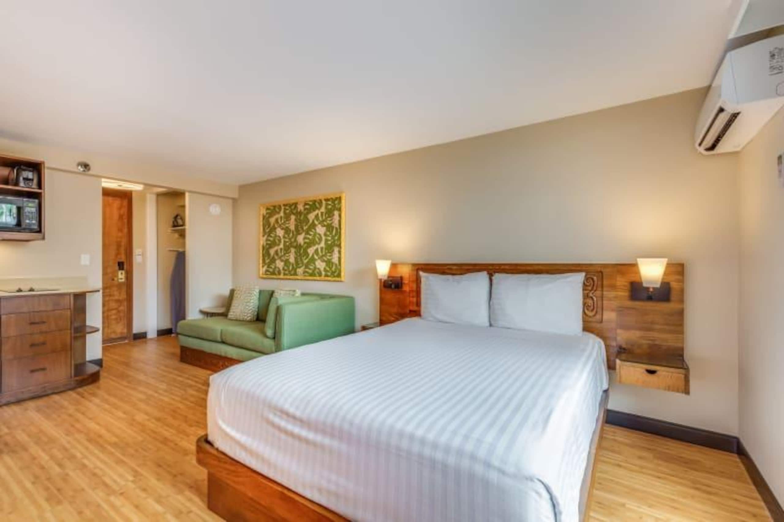 Condo in Honolulu · ★4.45 · Studio · 2 beds · 1 shared bath - Image 10