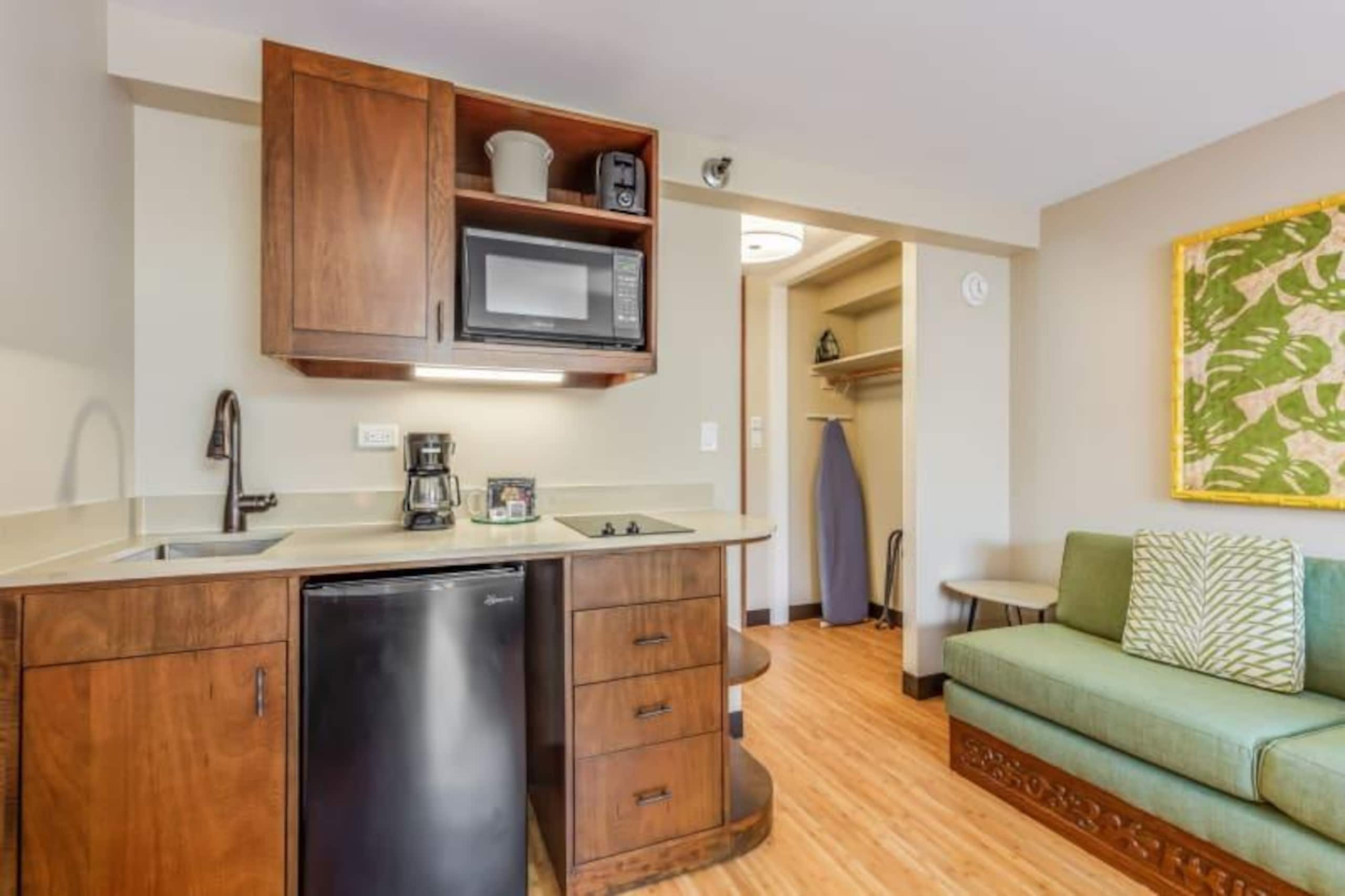 Condo in Honolulu · ★4.45 · Studio · 2 beds · 1 shared bath - Image 8