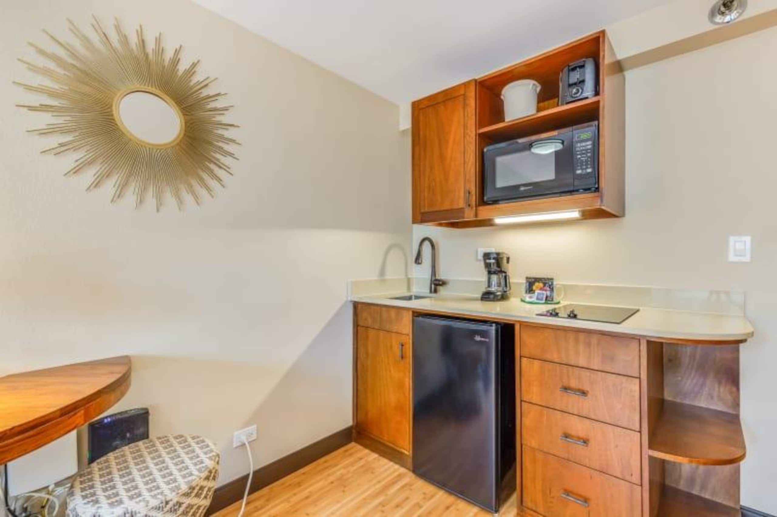 Condo in Honolulu · ★4.45 · Studio · 2 beds · 1 shared bath - Image 14