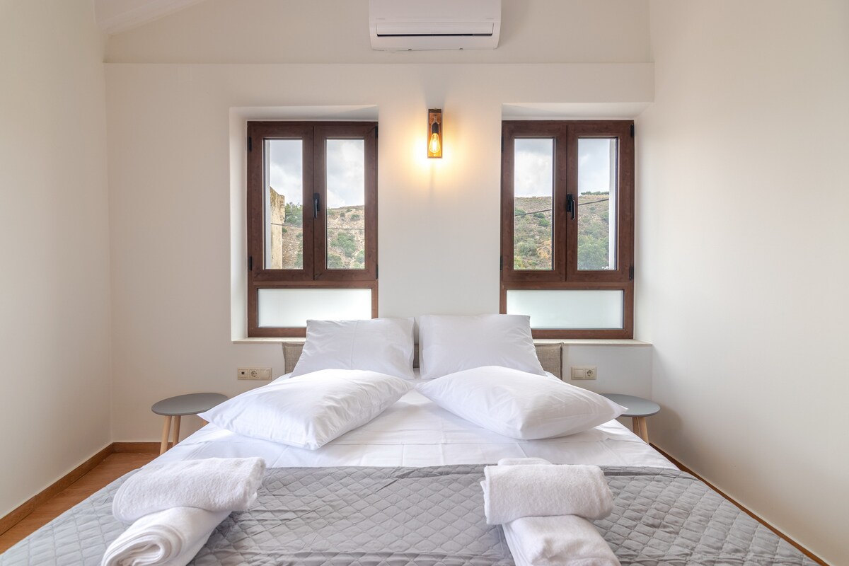 spavaća soba s bračnim krevetom