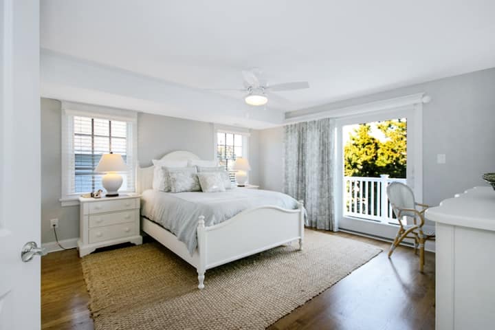 Dormitorio de la suite principal del segundo piso con baño completo y terraza sobre el área de la piscina
