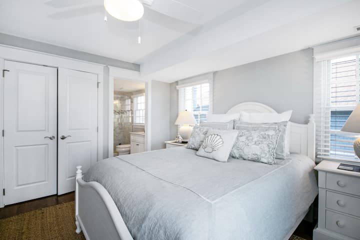 Dormitorio de la suite principal del segundo piso con baño completo y terraza sobre el área de la piscina