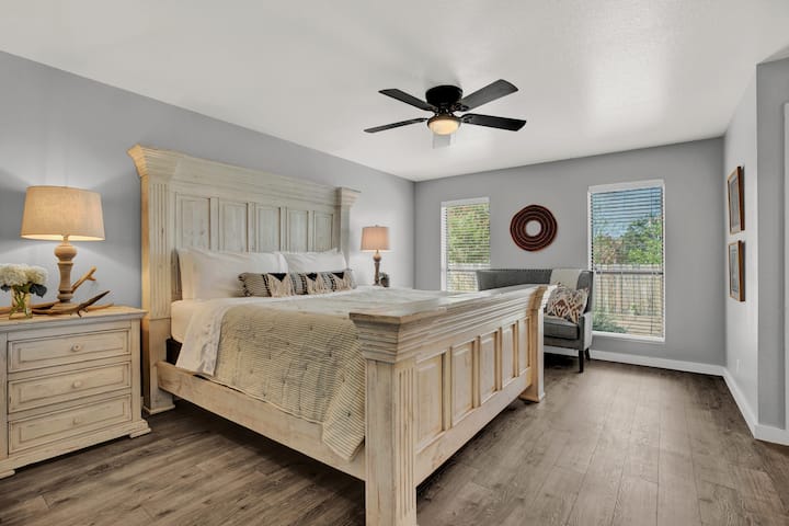 Glavna spavaća soba ima bračni krevet (180x200).