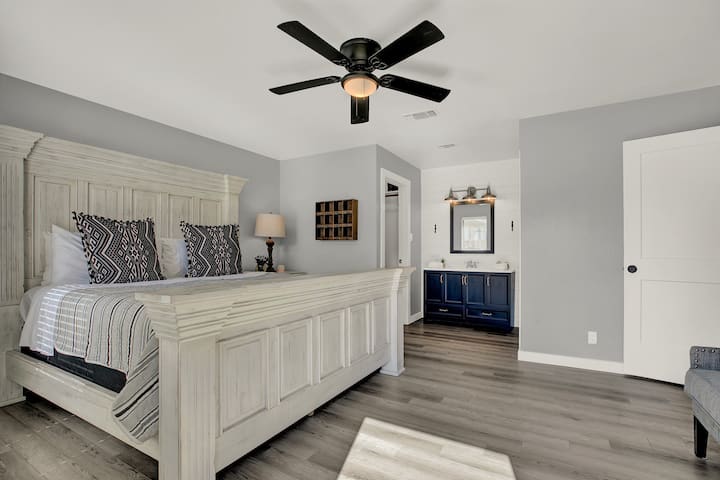 בחדר השינה הראשי יש מיטת קינג.