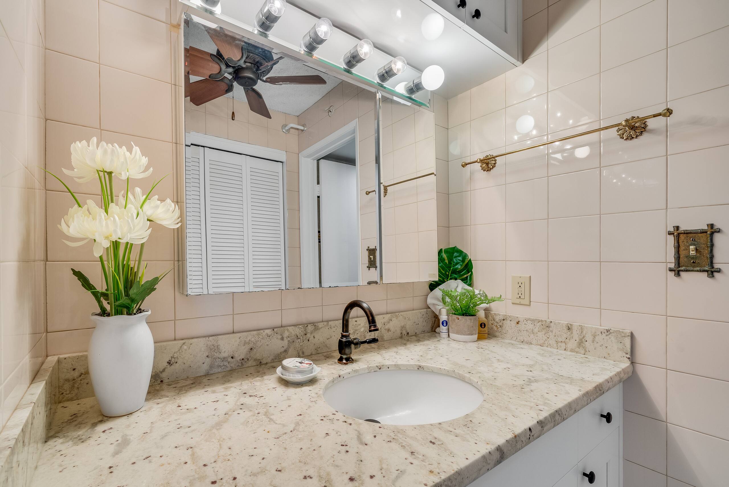 Condo in Lahaina · ★4.82 · 1 bedroom · 3 beds · 1 private bath - Image 25