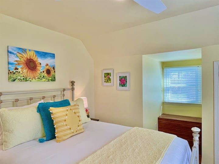 Dritë e bukur në dhomën e vizitorëve të perëndimit të diellit në katin e dytë