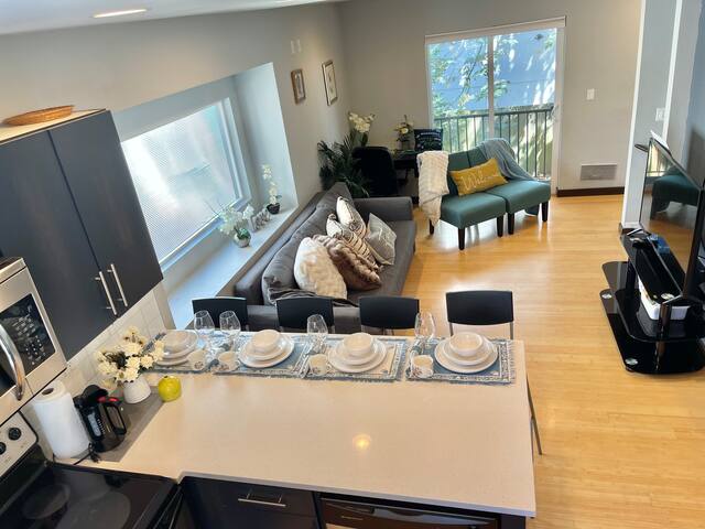 4212 UW 2-Bedroom modern Townhouse N Seattle home gallery image 2