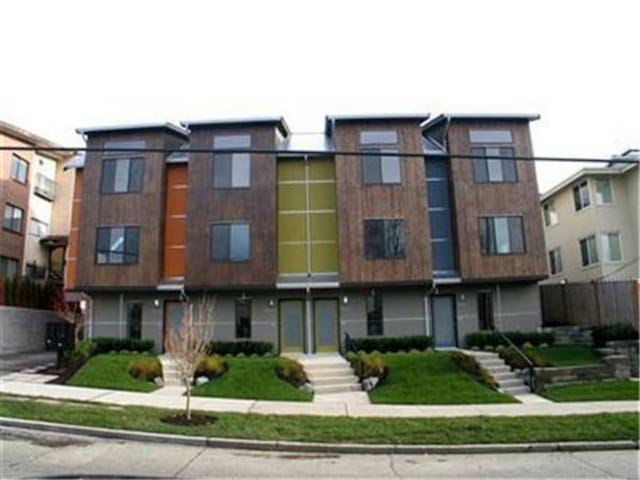 4212 UW 2-Bedroom modern Townhouse N Seattle home