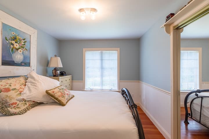 غرفة نوم جميلة مع سرير يستحق الإيقاف المؤقت!