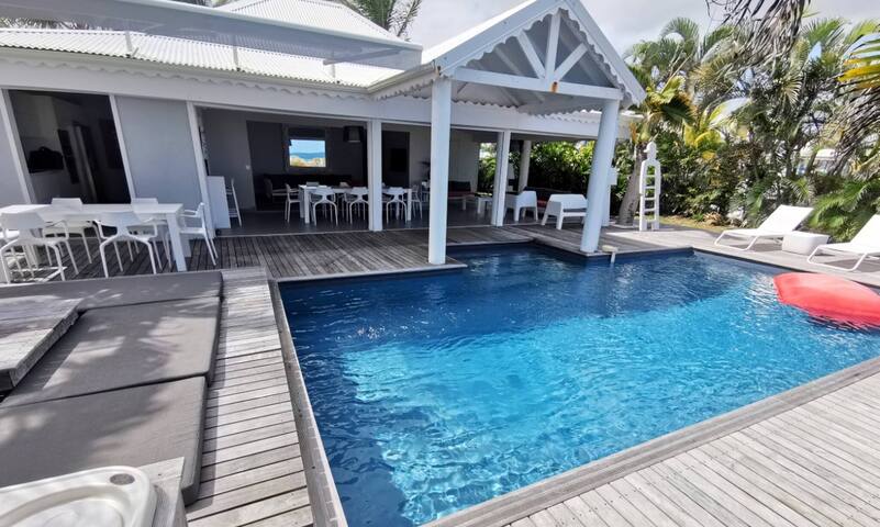 Souslestropiques managed Airbnb listing 1