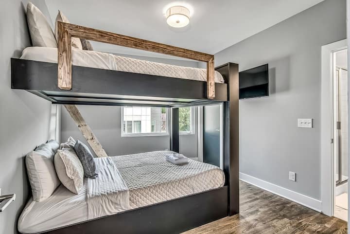 ห้องนอน 2 - เตียงควีนไซส์สองชั้นพร้อมห้องน้ำเต็มรูปแบบในตัว 
