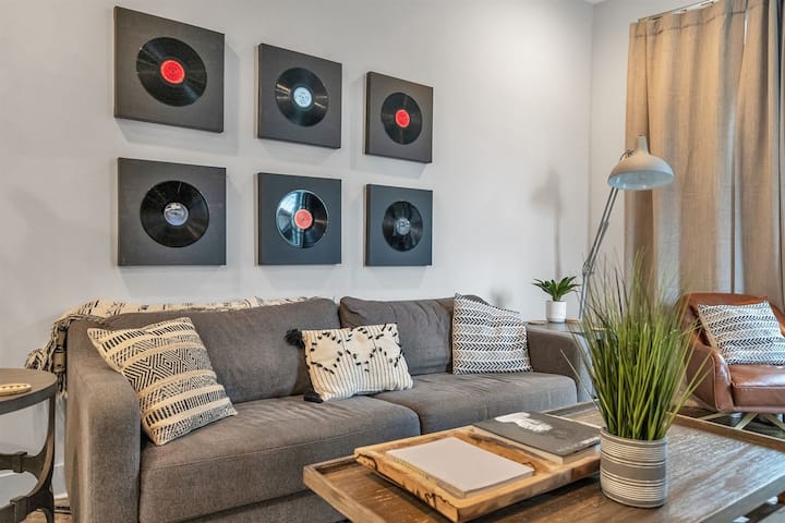 โซฟานุ่มพร้อมผนังไวนิลเป็นจุดถ่ายรูปแสนสนุกสำหรับทุกคน