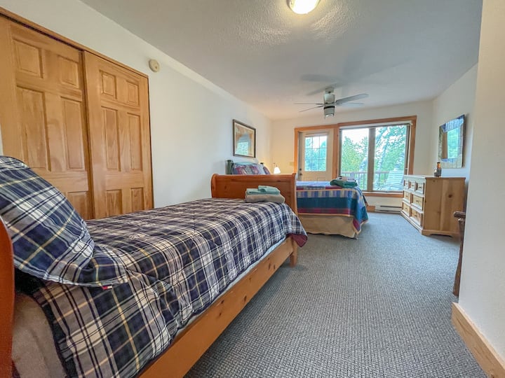 Matatagpuan din ang dalawang silid - tulugan sa itaas na antas at nag - aalok ito ng queen bed at twin bed