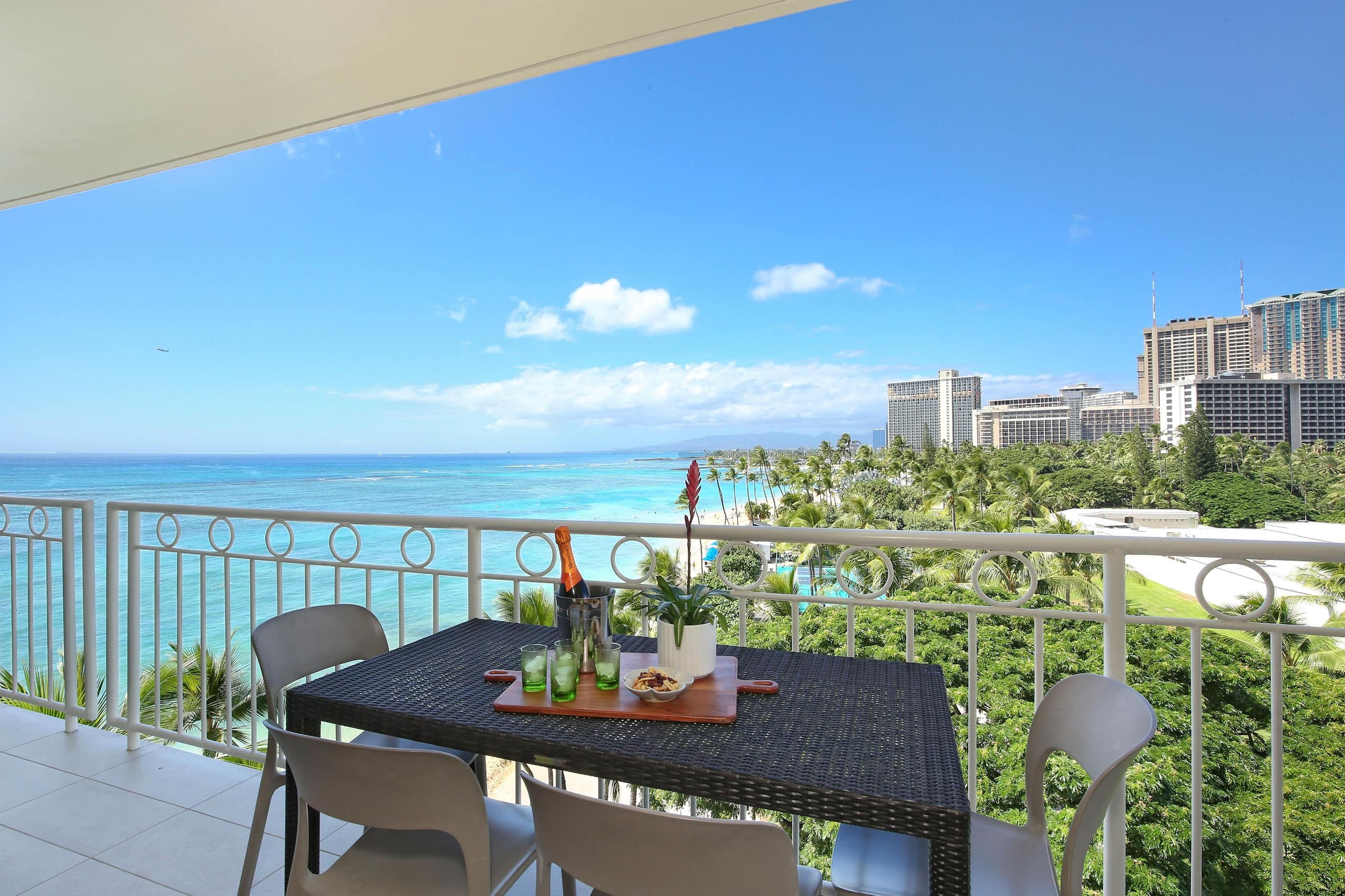 Condo in Honolulu · ★4.91 · 2 bedrooms · 4 beds · 2 private baths - Image 30