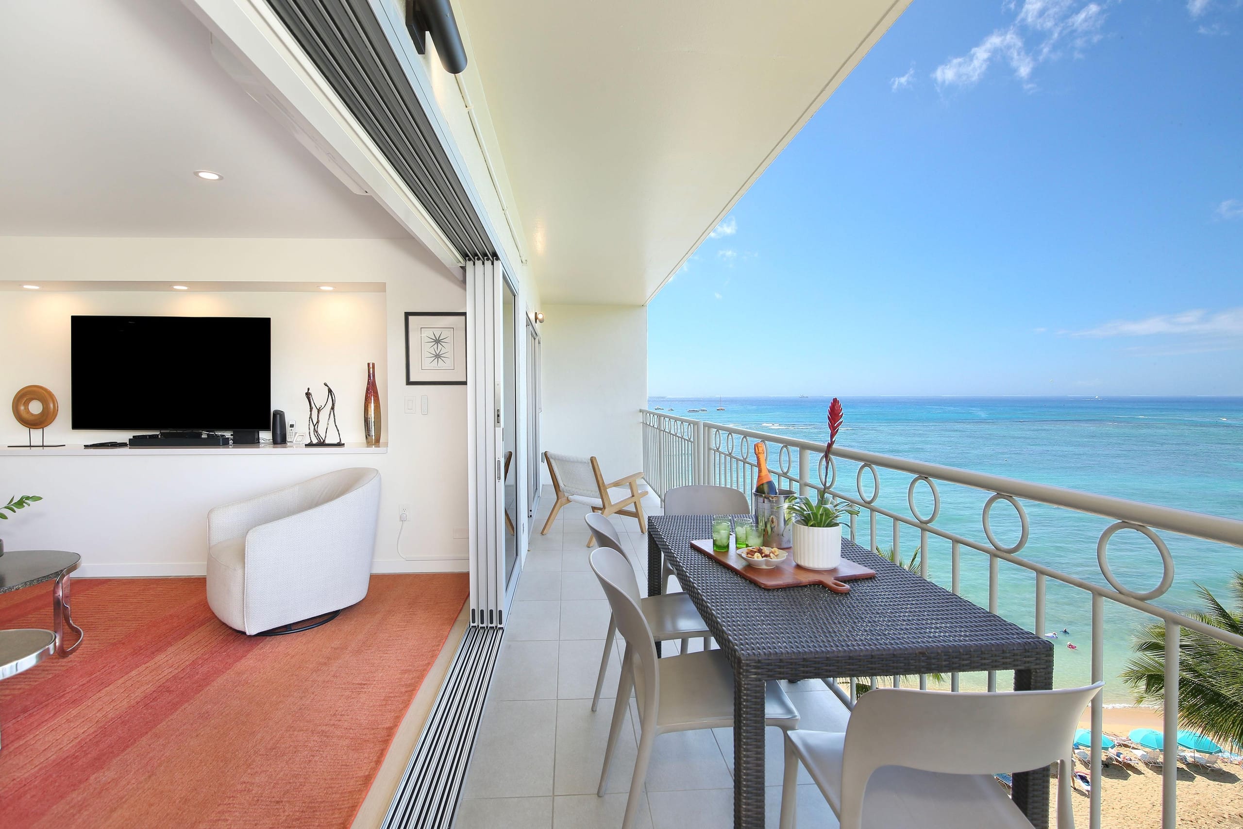 Condo in Honolulu · ★4.91 · 2 bedrooms · 4 beds · 2 private baths - Image 4