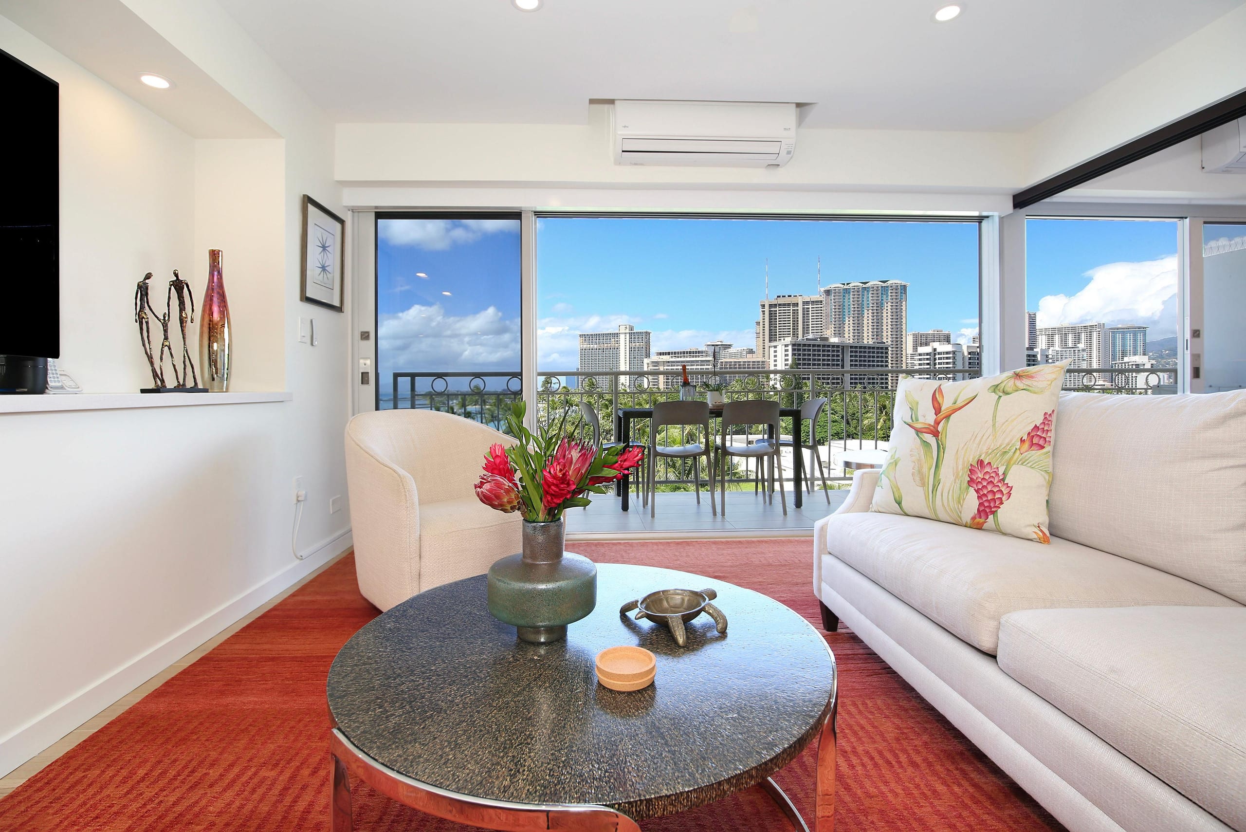 Condo in Honolulu · ★4.91 · 2 bedrooms · 4 beds · 2 private baths - Image 7