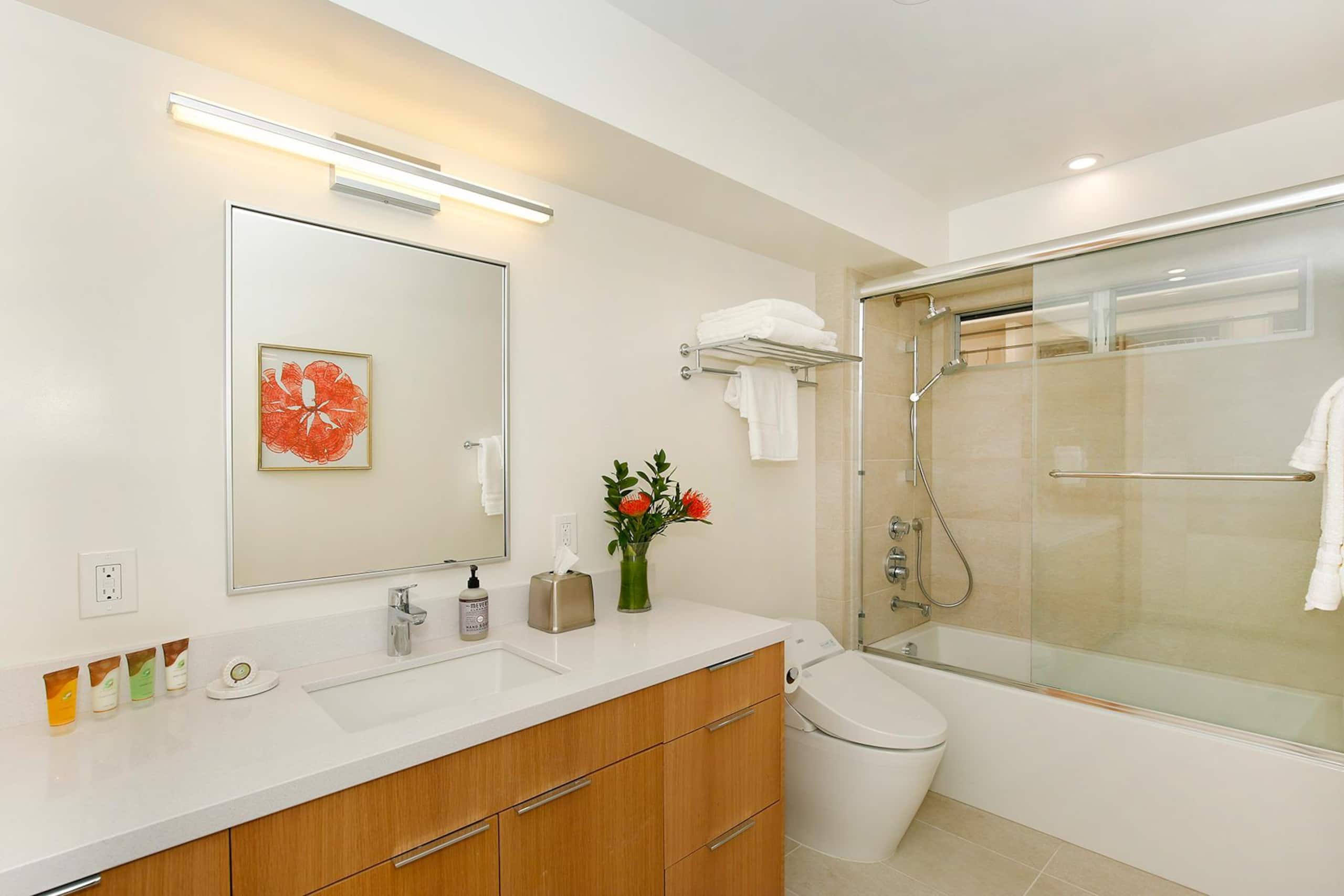Condo in Honolulu · ★4.91 · 2 bedrooms · 4 beds · 2 private baths - Image 29