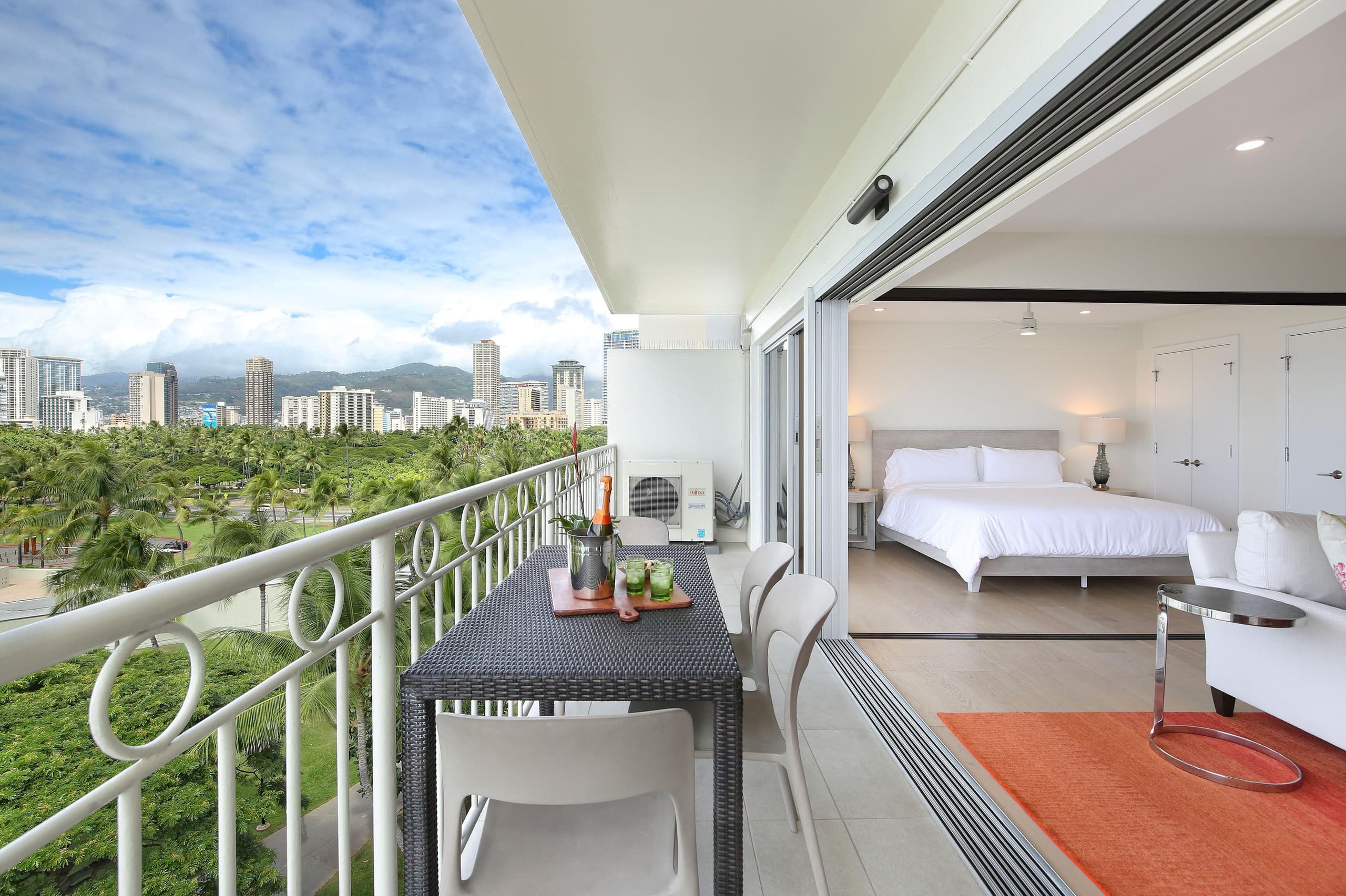 Condo in Honolulu · ★4.91 · 2 bedrooms · 4 beds · 2 private baths - Image 36