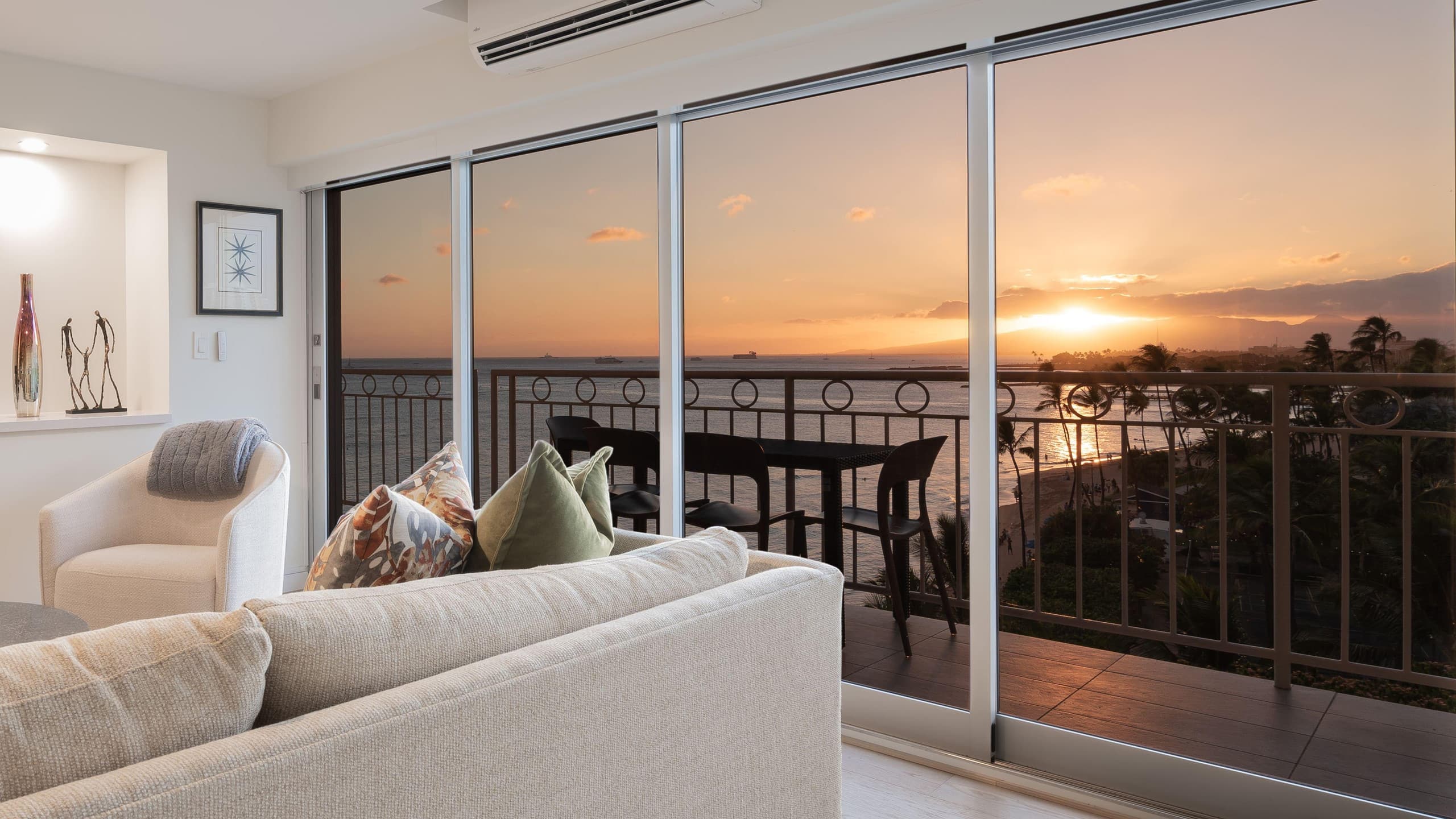 Condo in Honolulu · ★4.91 · 2 bedrooms · 4 beds · 2 private baths - Image 5