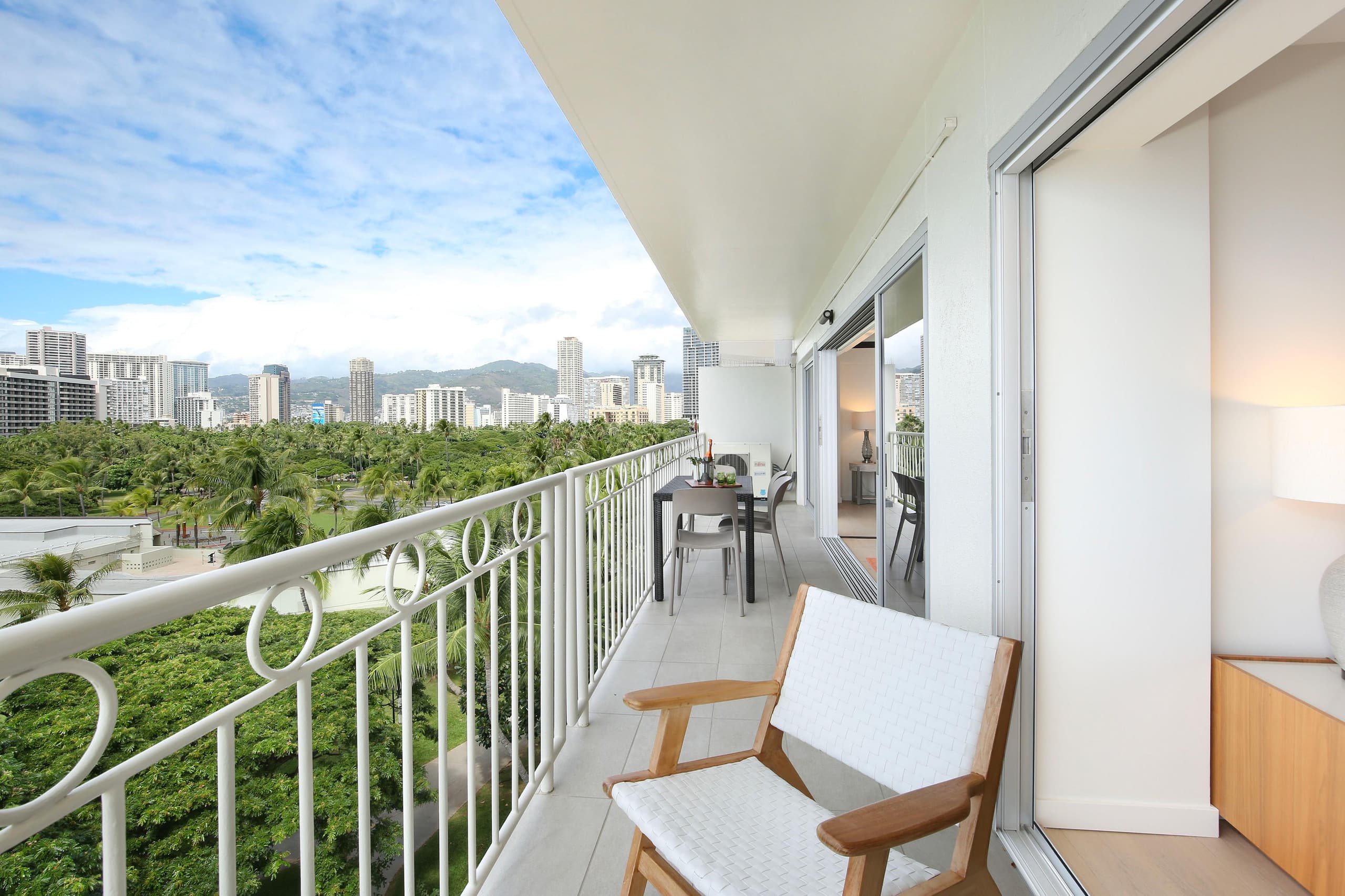 Condo in Honolulu · ★4.91 · 2 bedrooms · 4 beds · 2 private baths - Image 22