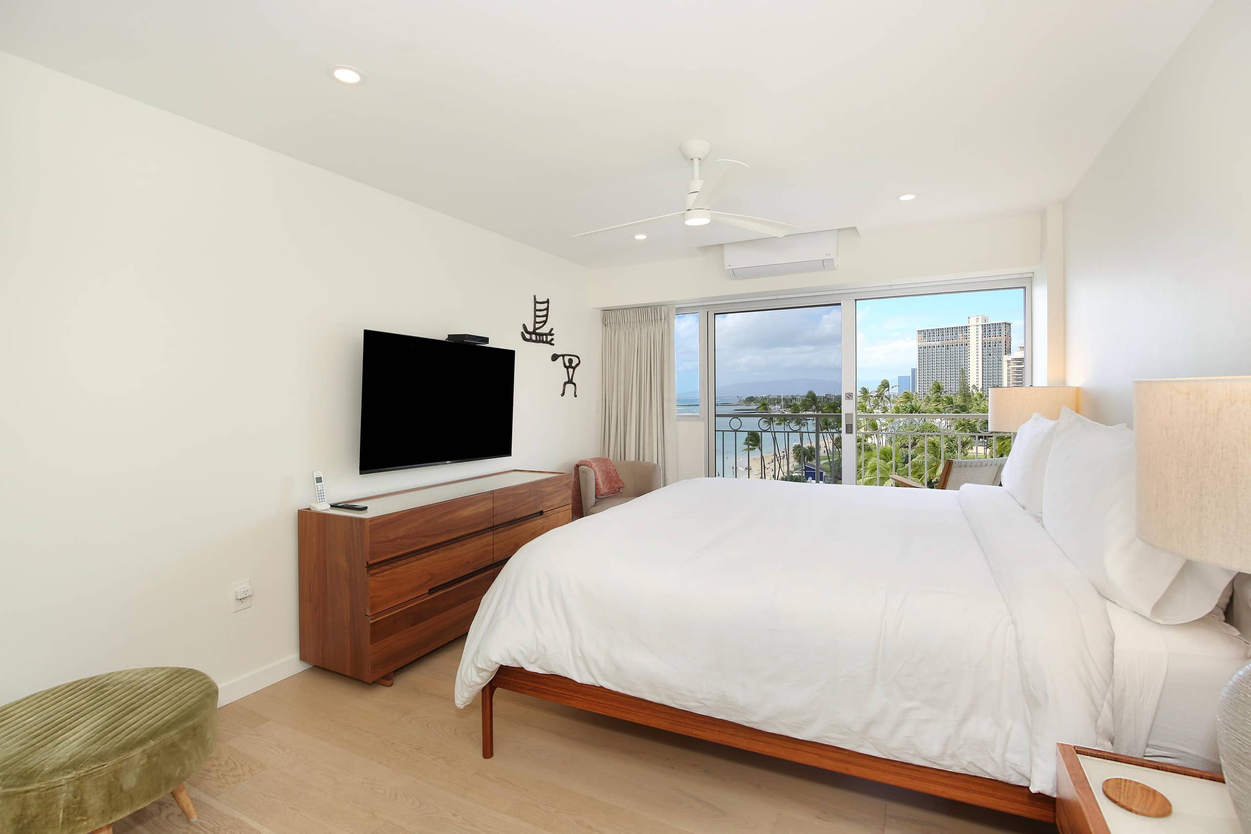 Condo in Honolulu · ★4.91 · 2 bedrooms · 4 beds · 2 private baths - Image 21