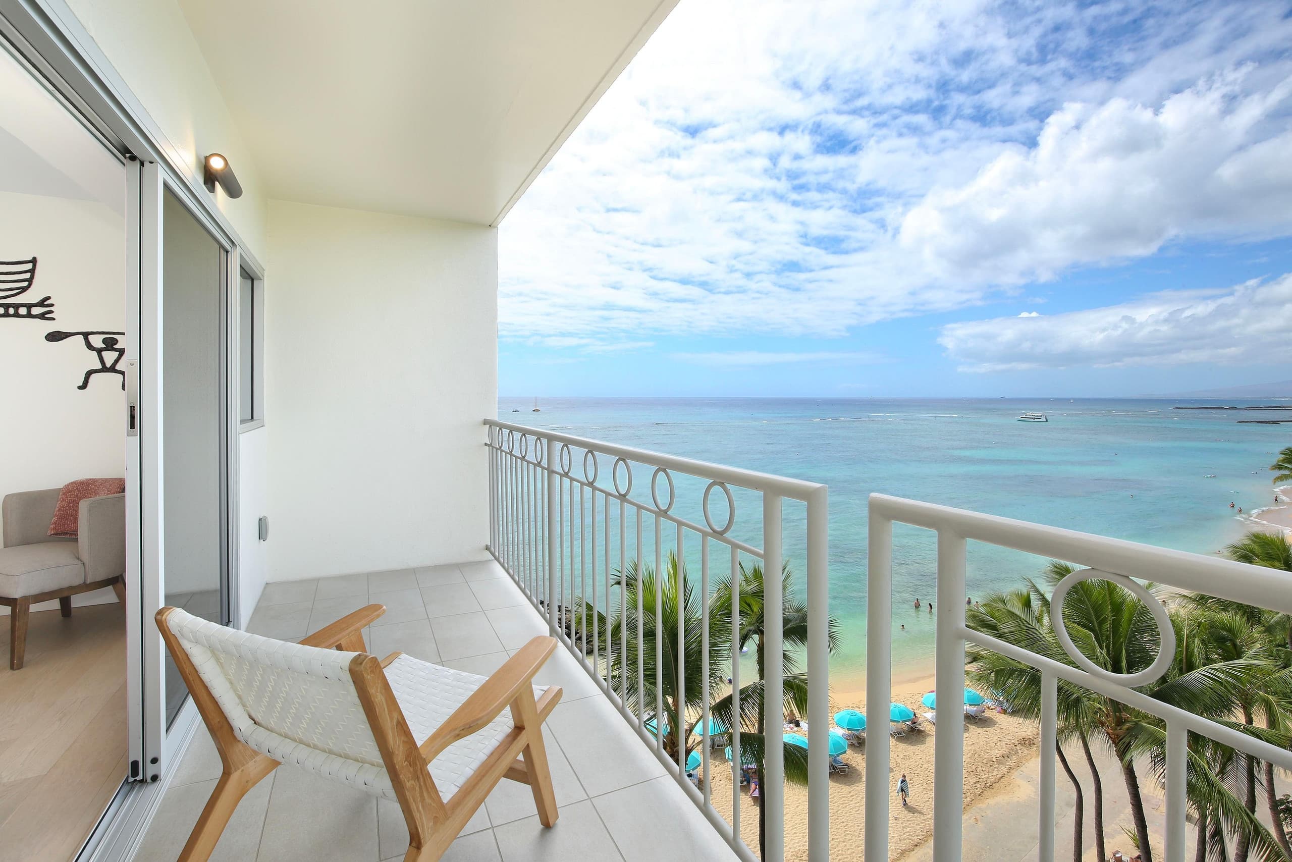 Condo in Honolulu · ★4.91 · 2 bedrooms · 4 beds · 2 private baths - Image 35