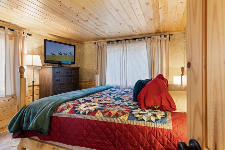 Hayloft Hollow, dormitorio #1 en el nivel principal con cama tamaño king.