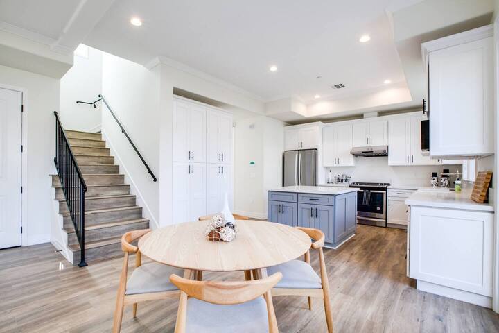 Modern Home w/ Backyard 5-10min to CalTech/PCC gallery image 3