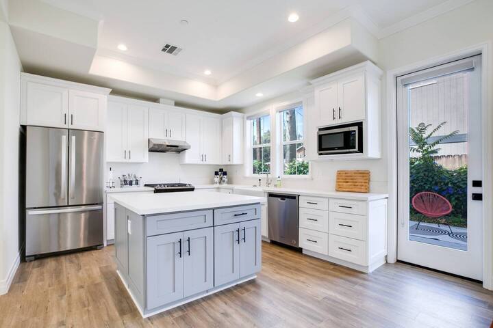 Modern Home w/ Backyard 5-10min to CalTech/PCC gallery image 2