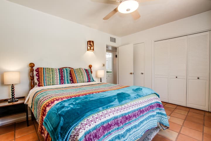 Kuwartong pambisita na may queen bed