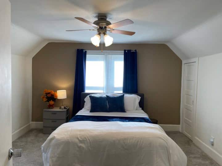 Chambre 1, lit queen confortable avec Fire Smart TV, prête sur votre compte de votre application de visionnage préférée !