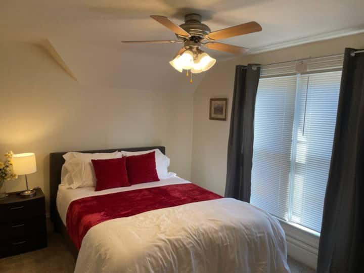 Chambre 2, lit queen size confortable avec Fire Smart TV, prête sur votre compte de votre application de visionnage préférée !