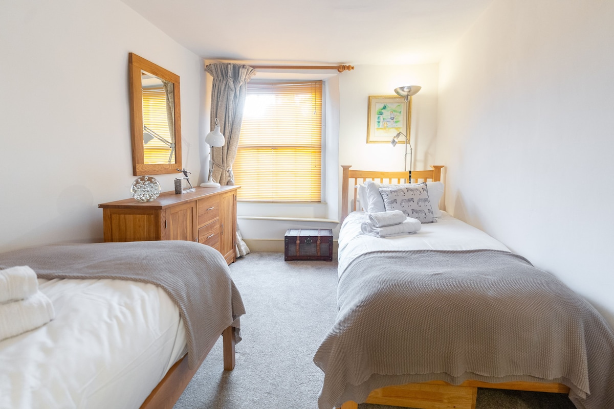 Dormitorio doble 3 que puede estar separado o vinculado al dormitorio doble 2 a través de una puerta con paneles de roble.