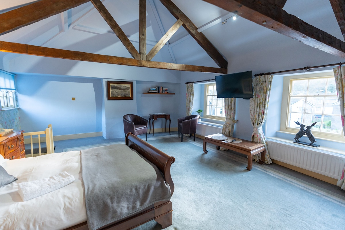 Amplio y espacioso techo abovedado con vigas. Dormitorio 4.