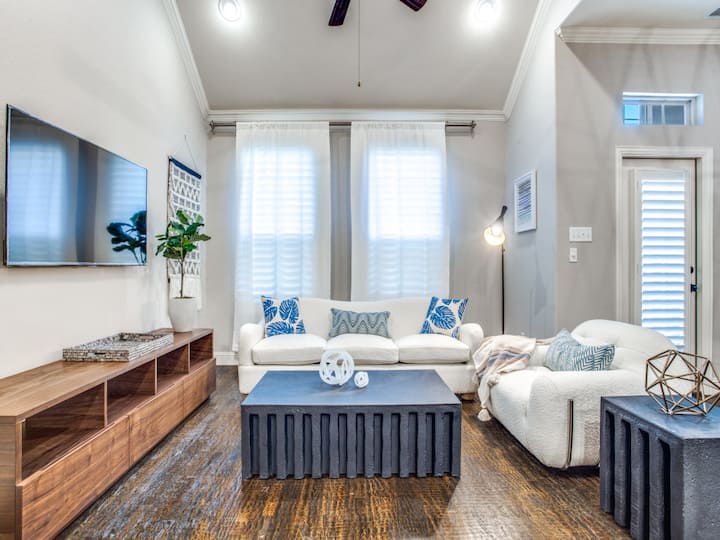 Driem House Luxurious Home in Legacy - Long Term