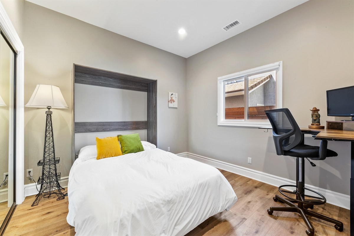 1楼客房（标准双人床+书桌）