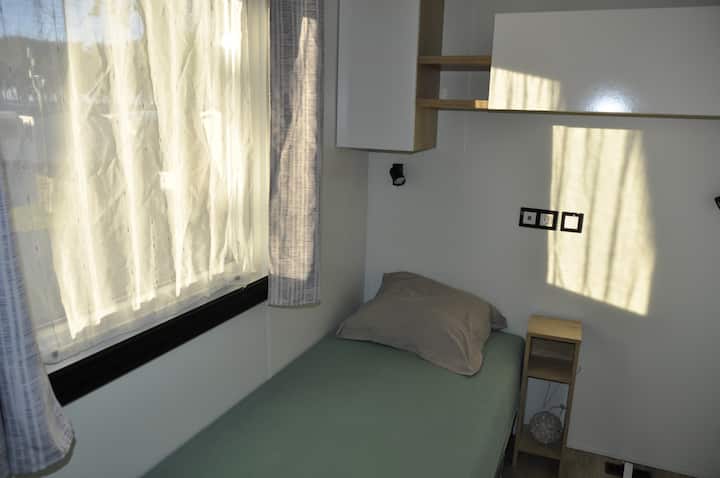 spavaća soba s 2 kreveta, uključujući 1 krevet na razvlačenje