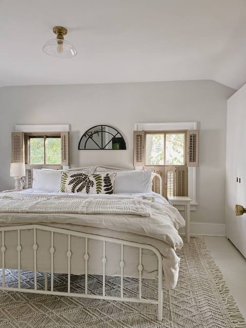 Cottage off 3rd St in Downtown Historic District