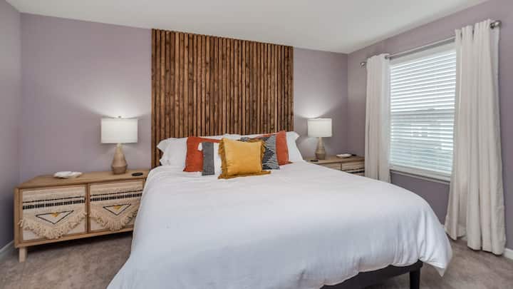 حمام ملحق بغرفة النوم الرئيسية بسرير كينج 2 في الطابق العلوي