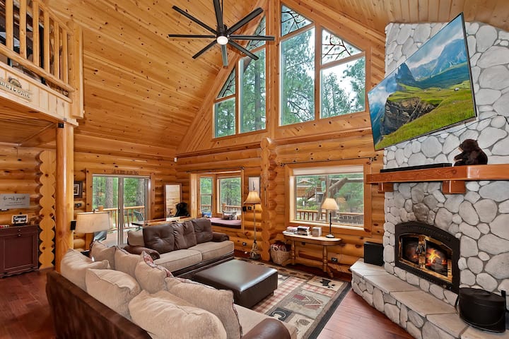 Red Cloud Cottage: Luxury Log Cabin Walking Distance To Snow Summit! Hot Tub! Game Room! Pet Friendly! Ev Charger! - Big Bear Lake, CA