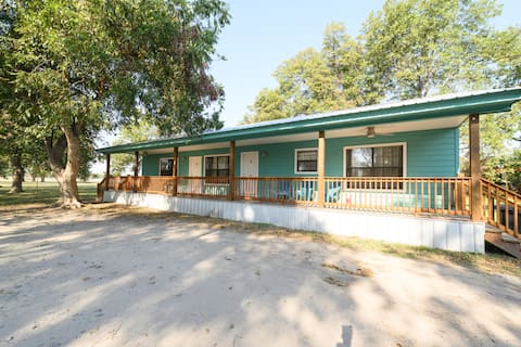 Fishing cabin with views on Lake Chicot!