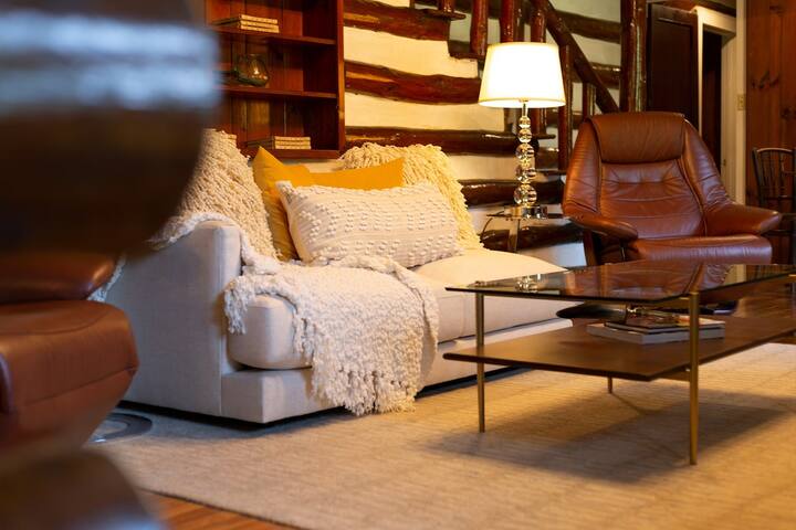 The Magnolia Lodge – 9 minutes to downtown AVL gallery image 5