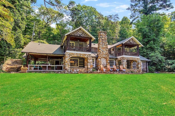 The Magnolia Lodge – 9 minutes to downtown AVL