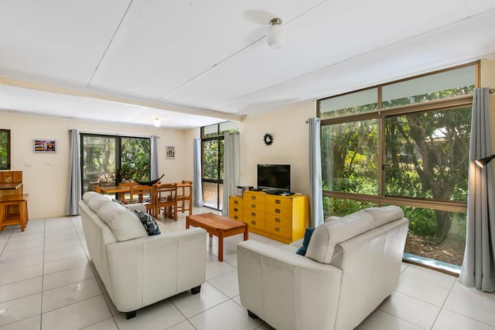 Low Set 2 Bedroom House Only Minutes Walk To Cylinder And Home Beaches. - Point Lookout