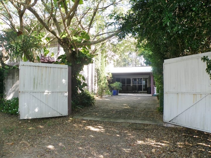 Pets Allowed At This Three Bedroom Beachhouse Only Minutes Walk To Beaches. - Point Lookout