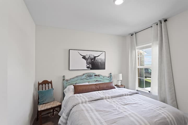 מושלם לאורחים נוספים עם מיטה מלאה, ארון והרבה אור טבעי.