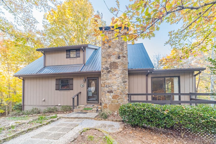 Creek Front Retreat | Game Room | Hot Tub | - Clarkesville, GA