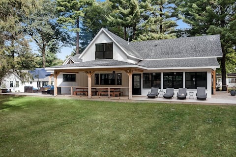 Lakefront Family Retreat: Pool, Pickleball & More