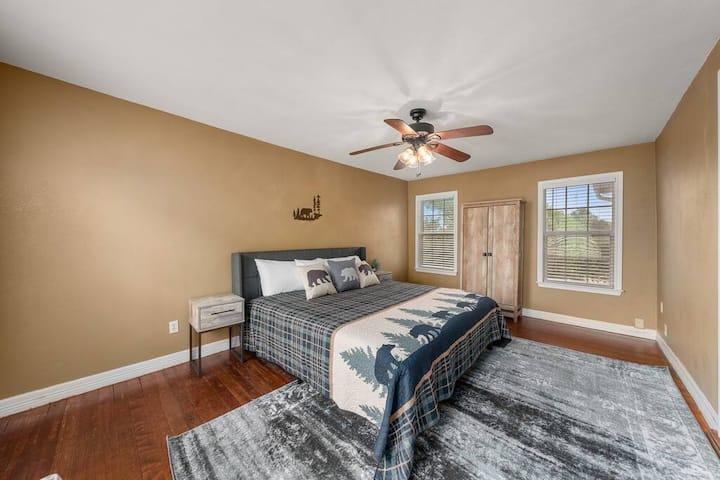 „Brother Bear Bedroom #4“ - матрак от кралска пяна, с килер в друга спалня с щедри размери