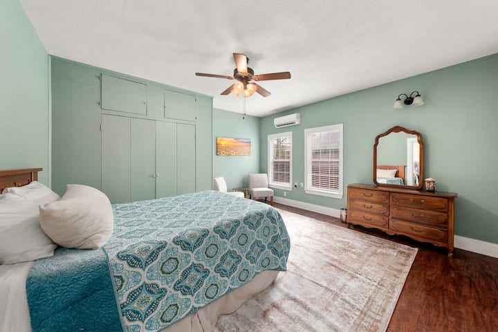 „Спалня Gramma Bear #1“ - голямо двойно легло на основния етаж; прилежаща баня и тоалетна; достатъчно място за съхранение в килера; самостоятелен апартамент с офис зона. Разтегателен диван с двойно легло (не е показано на снимката)